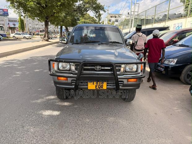 Toyota Hilux 1999 Gray