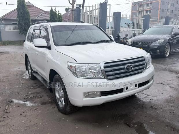 Toyota Land Cruiser 2010 White