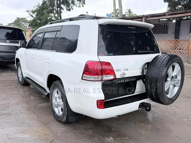 Toyota Land Cruiser 2010 White