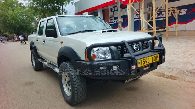 Nissan Hardbody 2009 White