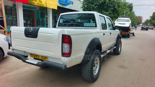Nissan Hardbody 2009 White