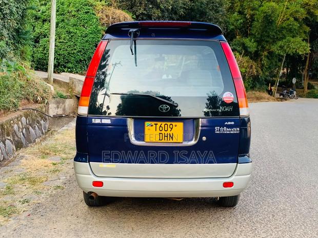 Toyota Noah 2002 Blue