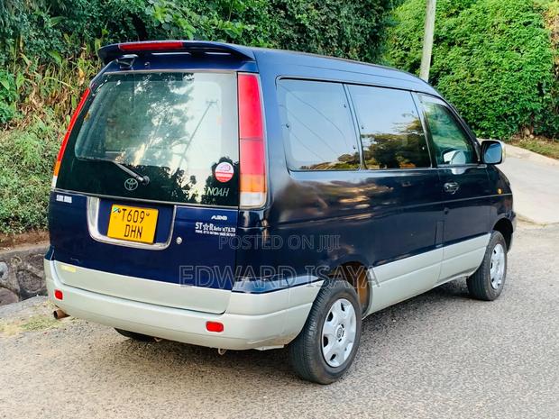 Toyota Noah 2002 Blue