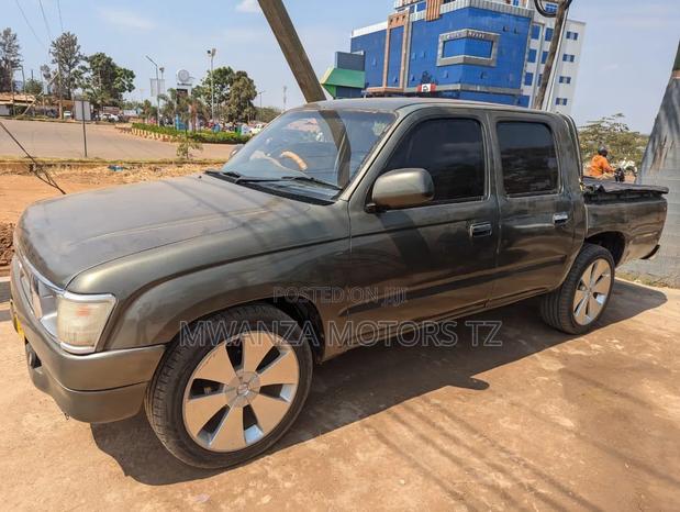 Toyota Hilux 2003 Gray