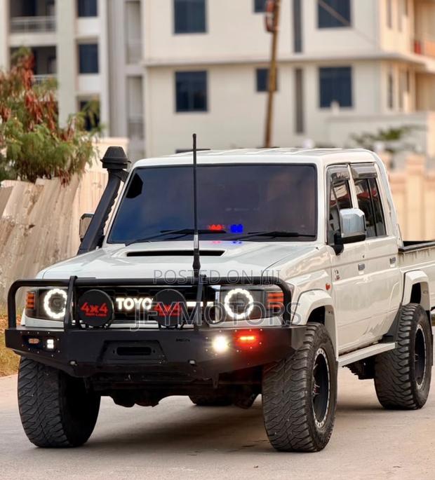 Toyota Land Cruiser 2016 White