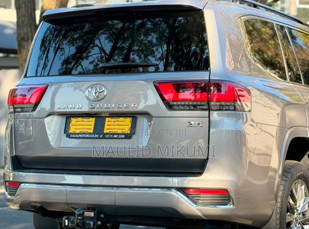 Toyota Land Cruiser 2024 Silver