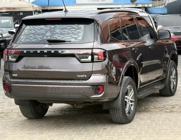 Ford Everest 2023 Brown