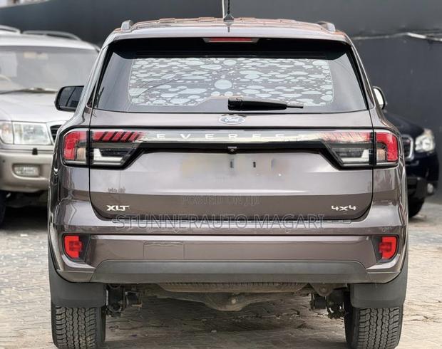 Ford Everest 2023 Brown