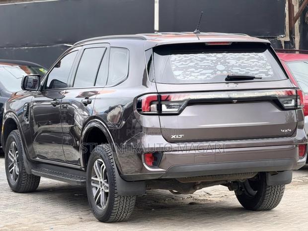 Ford Everest 2023 Brown