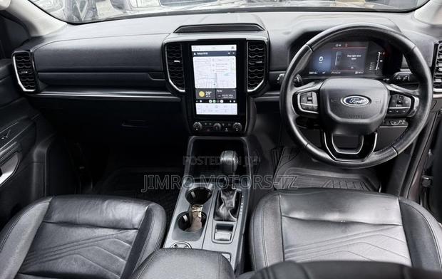 Ford Everest 2023 Gray