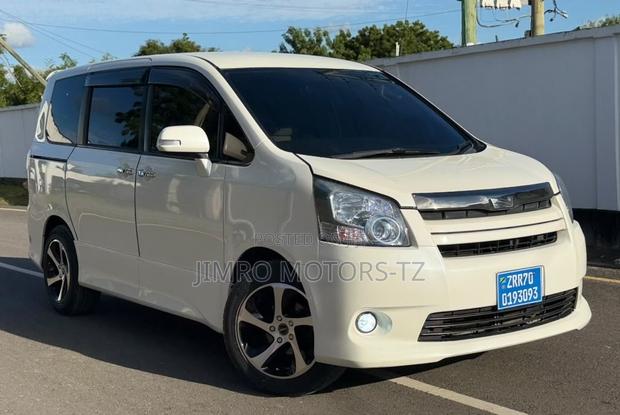 Toyota Noah 2010 White