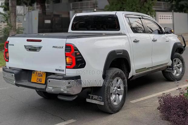 Toyota Hilux 2021 White