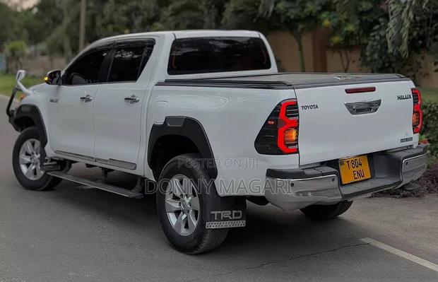Toyota Hilux 2021 White