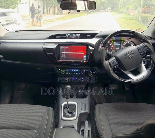 Toyota Hilux 2021 White