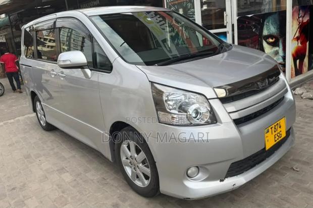 Toyota Noah 2008 Silver