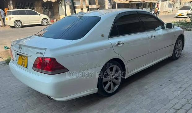 Toyota Crown 2006 White