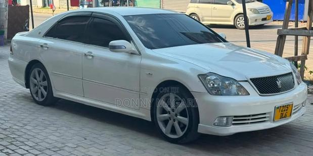 Toyota Crown 2006 White