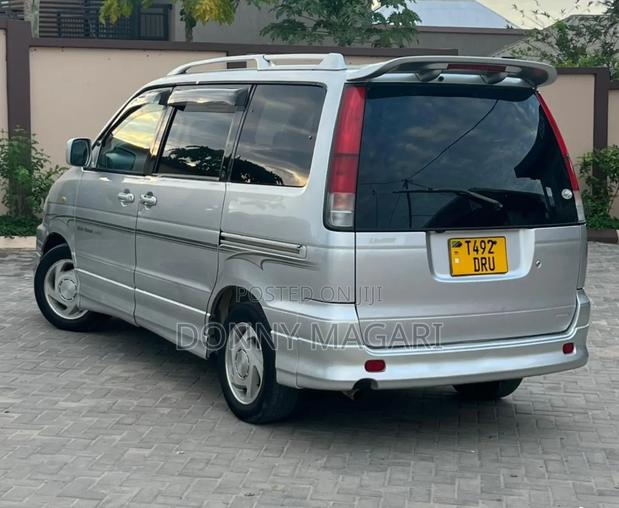 Toyota Noah 2001 Silver