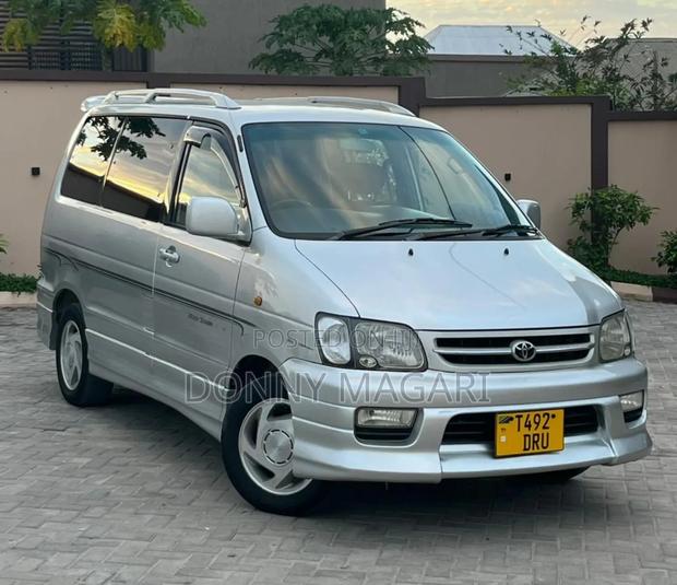 Toyota Noah 2001 Silver