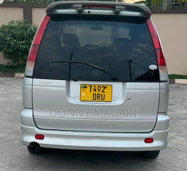Toyota Noah 2001 Silver