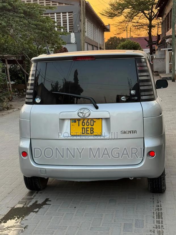 Toyota Sienta 2005 Silver