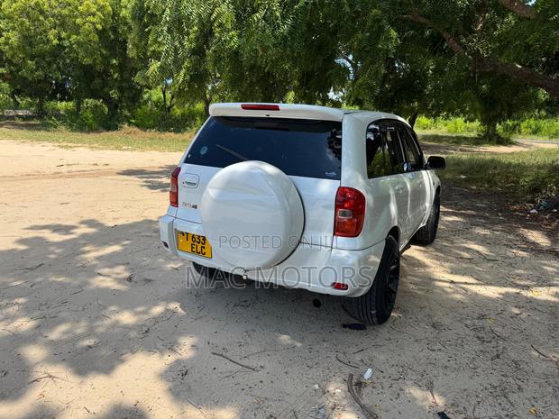 Toyota RAV4 Automatic 2003 White