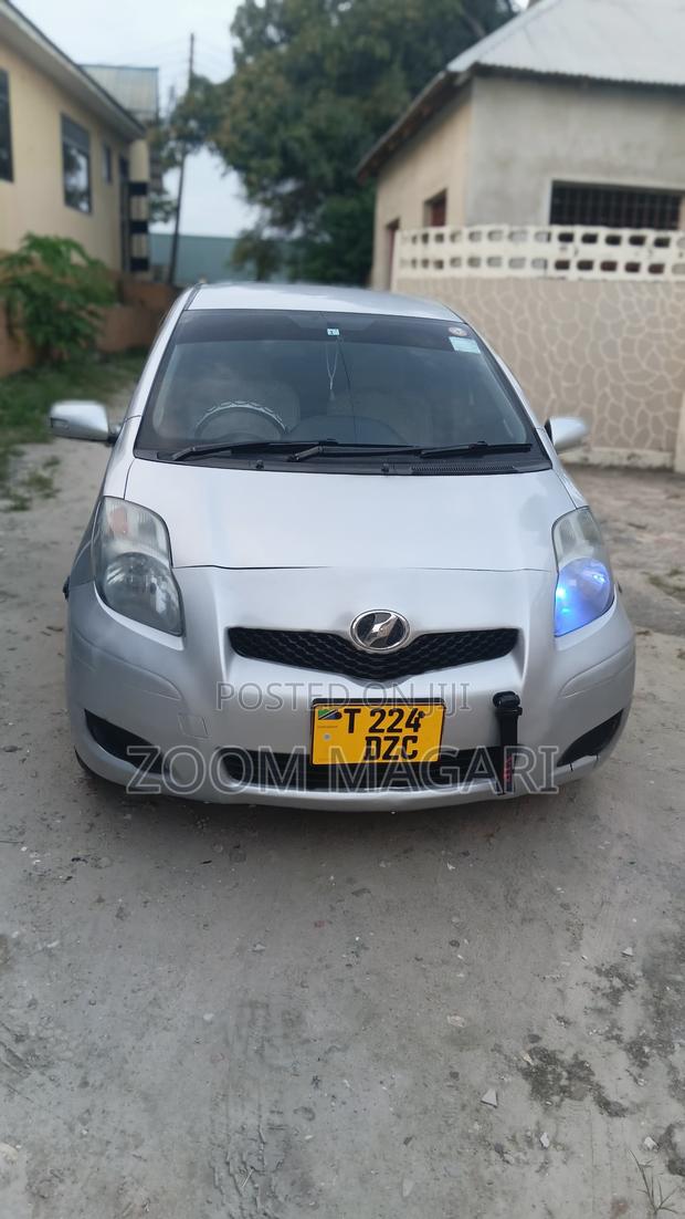 Toyota Vitz 2004 Silver