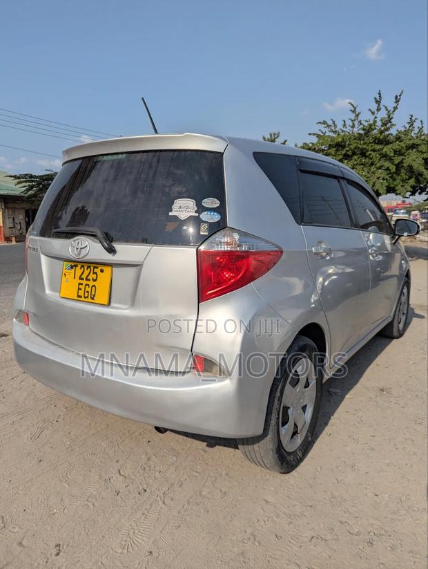Toyota Ractis 2012 Silver