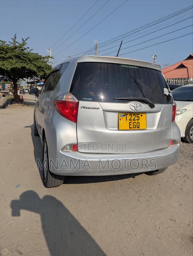Toyota Ractis 2012 Silver