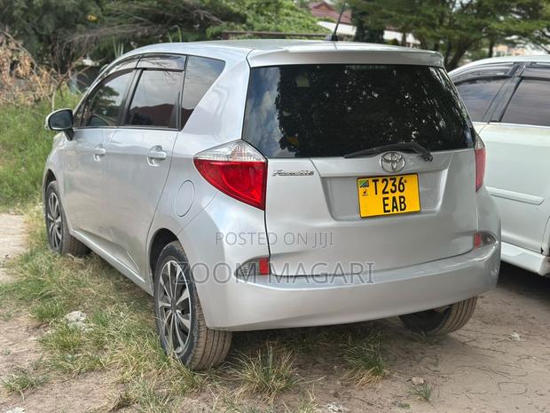 Toyota Ractis 2011 Silver