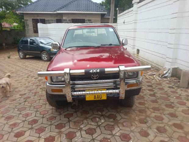 Toyota Hilux 2003 Red