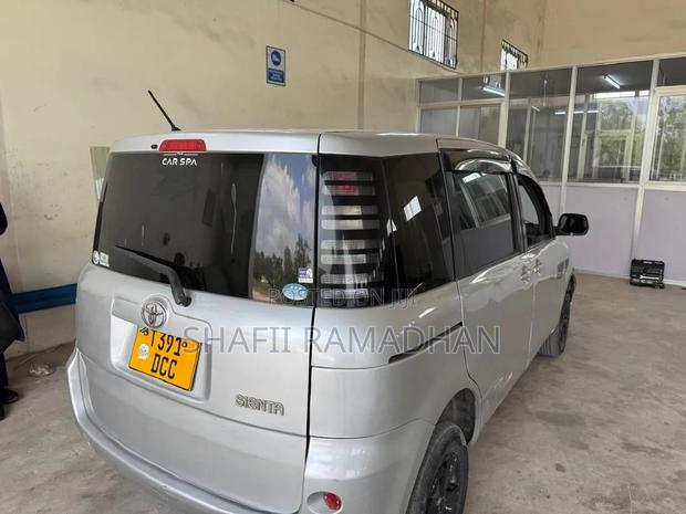 Toyota Sienta 2008 Silver