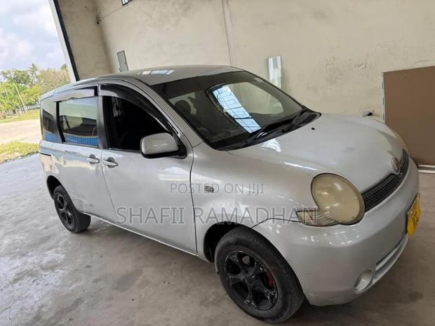 Toyota Sienta 2008 Silver