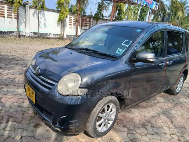 Toyota Sienta 2005 Gray