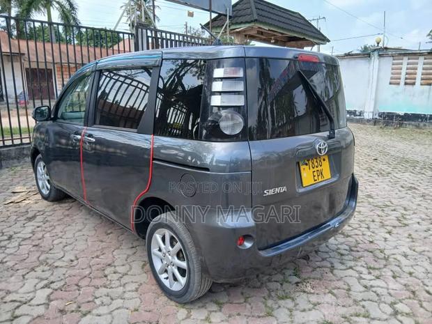 Toyota Sienta 2005 Gray