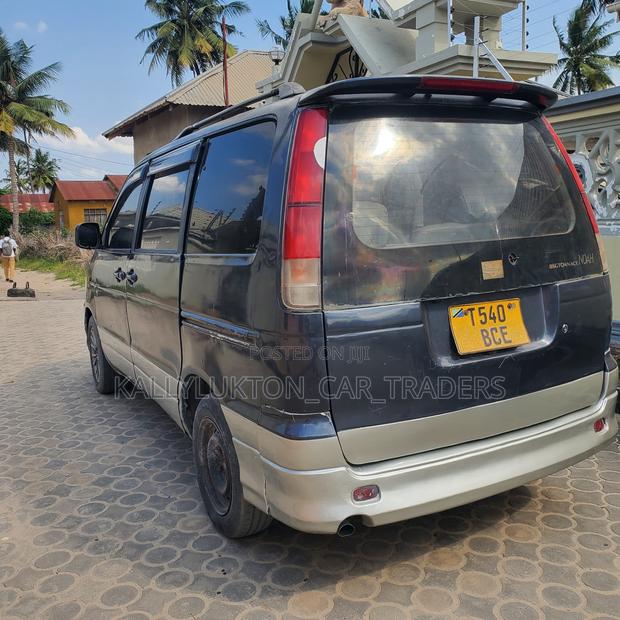 Toyota LiteAce Noah 2000 Black