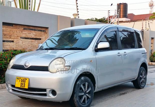 Toyota Sienta 2005 Silver