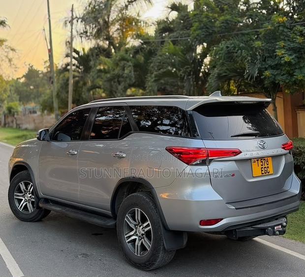 Toyota Fortuner 2021 Silver