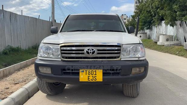 Toyota Land Cruiser 2005 White