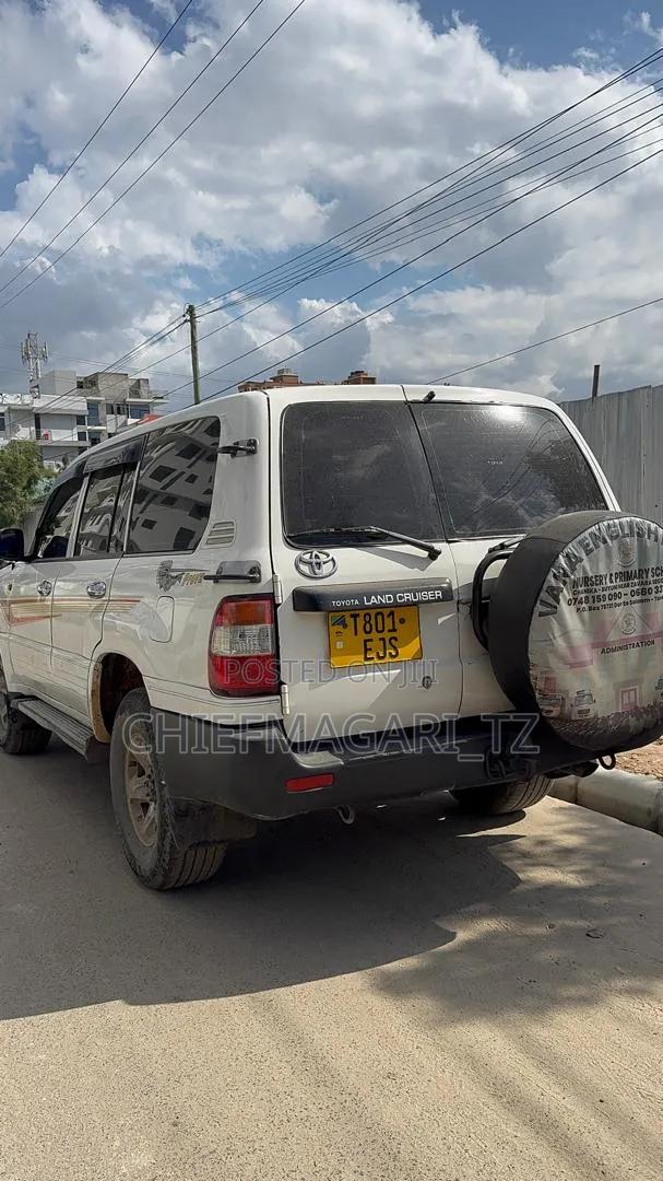 Toyota Land Cruiser 2005 White