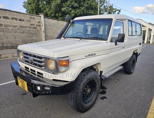 Toyota Land Cruiser 2000 White