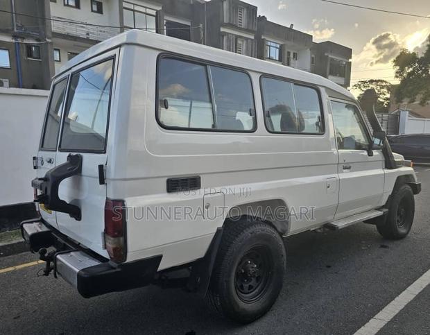 Toyota Land Cruiser 2000 White