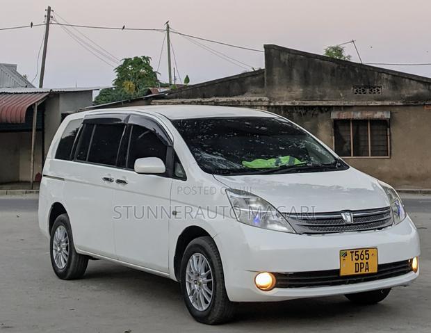 Toyota ISIS 2004 White