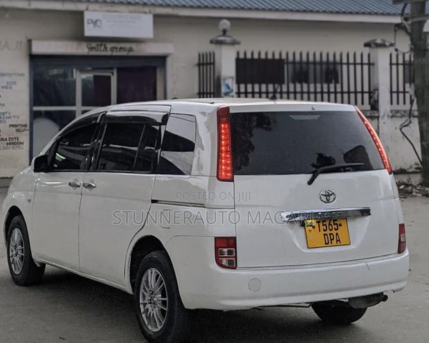 Toyota ISIS 2004 White