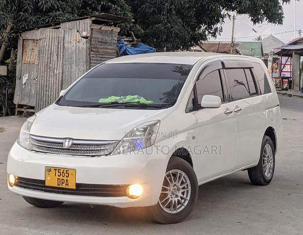 Toyota ISIS 2004 White
