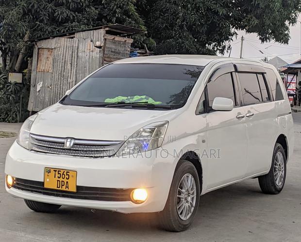 Toyota ISIS 2004 White