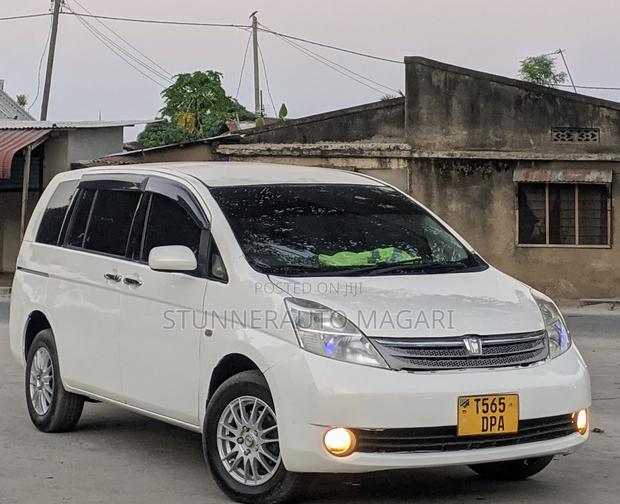 Toyota ISIS 2004 White
