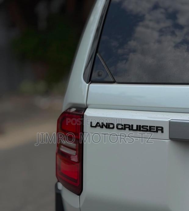 Toyota Land Cruiser Prado 2025 White