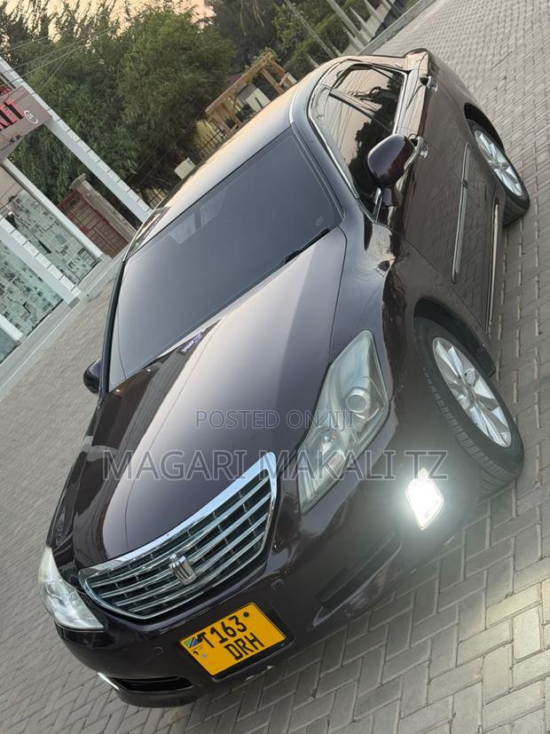 Toyota Crown 2009 Maroon