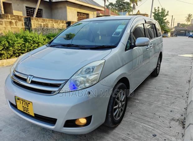 Toyota ISIS 1.8 L 2008 Silver